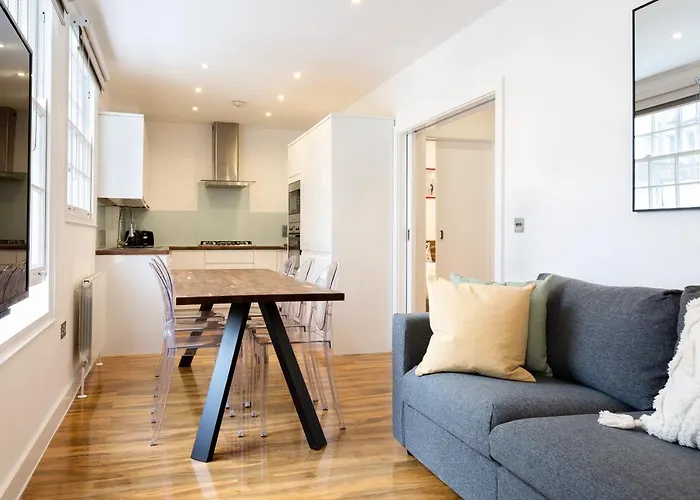 Spacious 4 Bedrooms Flat In New Oxford Street