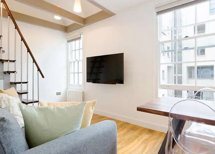Spacious 4 bedrooms flat in New Oxford Street
