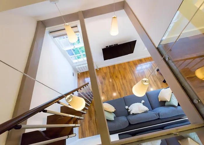 Spacious 4 Bedrooms Flat In New Oxford Street